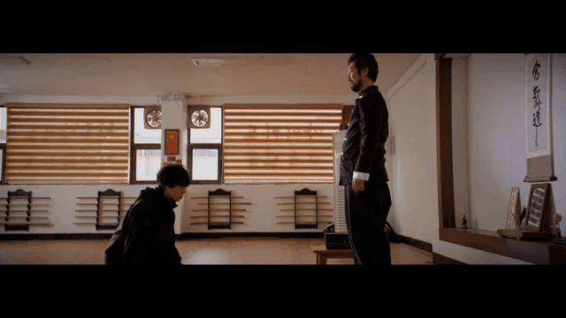 도장에서 마주 선 두 남자