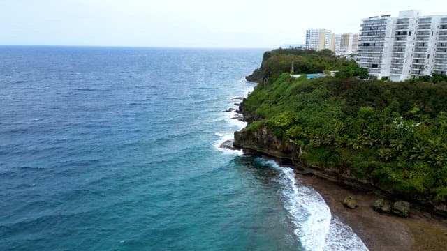 도시 주거 지역에 인접한 해안 절벽