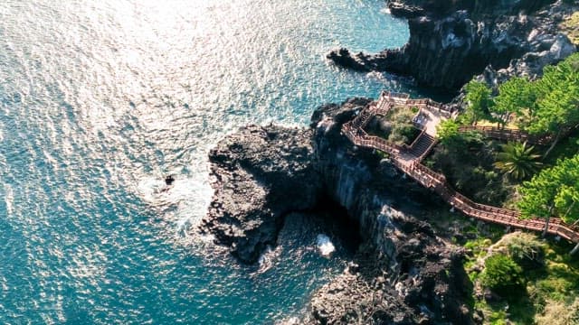 맑고 푸른 바다가 펼쳐진 바위 해안선