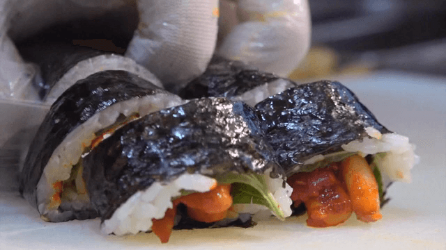 도마 위에서 김밥을 자르는 장면