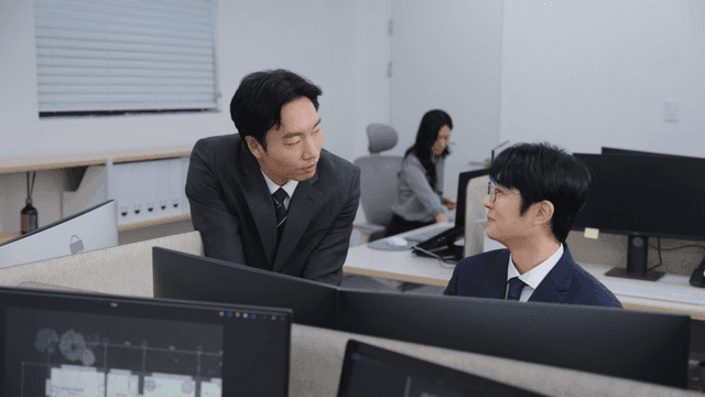 프로젝트 협업 중인 사무실 직원들
