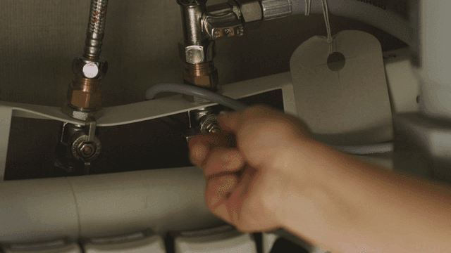 싱크대 아래 밸브 조정하는 손