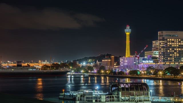 조명이 켜진 타워가 있는 도시의 야경