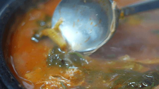 냄비에서 끓고 있는 한우 해장국