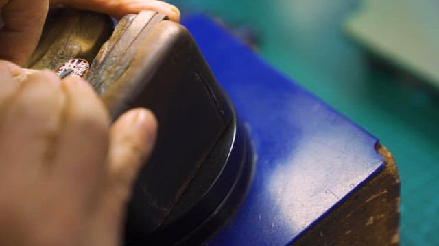 작업실에서 나무를 조각하는 장인