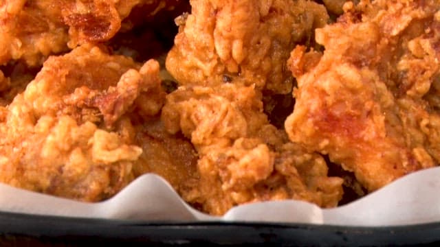 바삭바삭하고 노릇노릇한 후라이드 치킨 한 마리