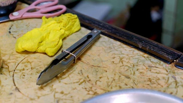 도마 위의 주방 도구