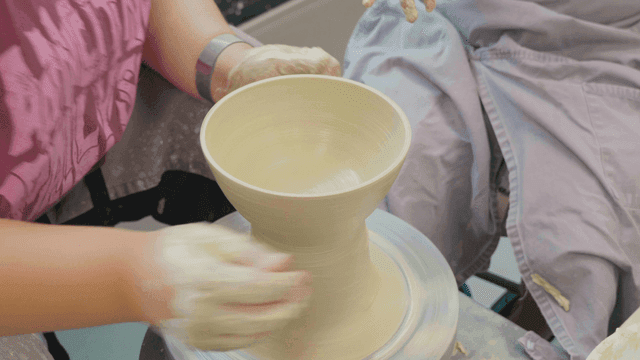 물레에서 점토 그릇을 만드는 공예가