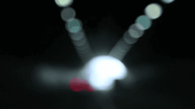 밤 터널 속 흐릿한 불빛