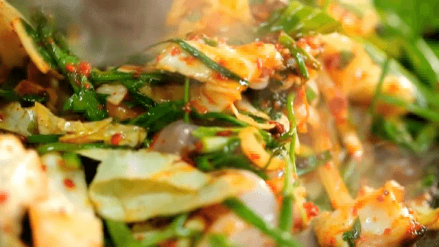 양념된 다양한 채소를 조리하는 모습