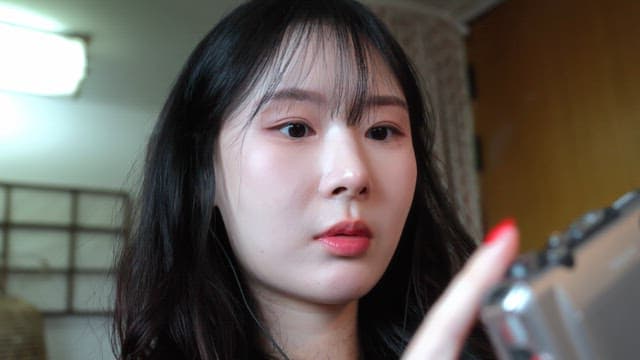 카세트 플레이어를 작동시키는 여성