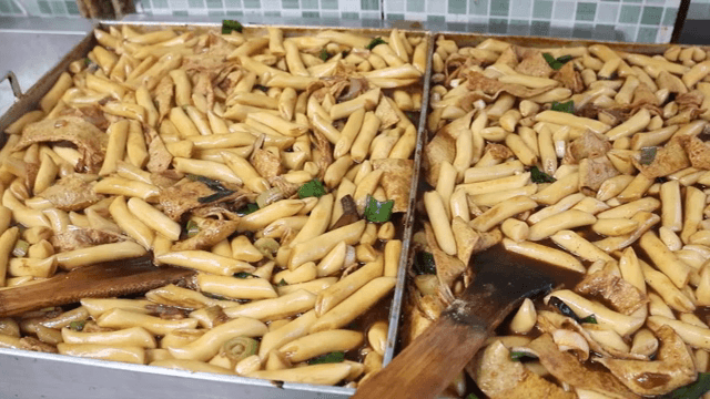 팬에서 조리되는 짜장떡볶이