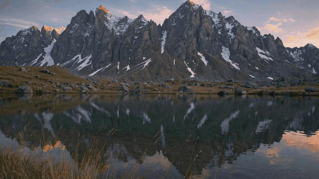 고요한 호수에 비친 장엄한 산
