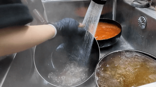 바쁜 주방에서 설거지하는 모습