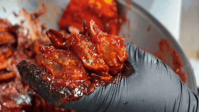 매운 양념에 버무러진 양념게장 살 단면