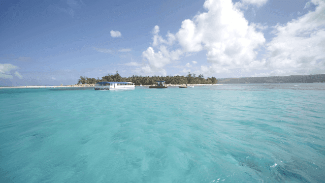 맑은 푸른 바다와 고요한 섬