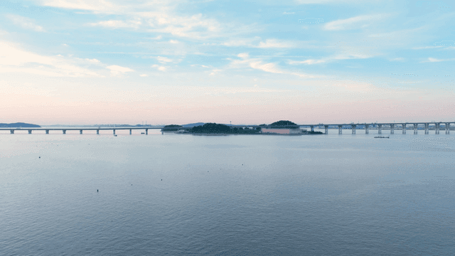 멀리 보이는 다리와 잔잔한 바다