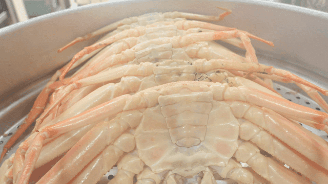 금속 찜기에 쪄진 게들