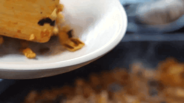 김치 볶음밥이 그릇에 담기는 모습