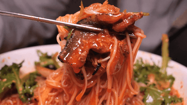 Spicy mixed noodles to eat with bulgogi