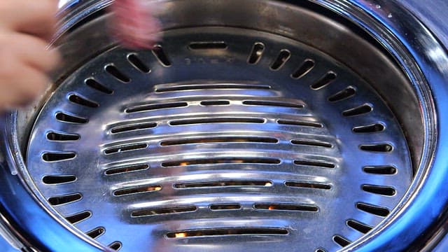 금속 그릴 위에 올라가는 생삼겹살