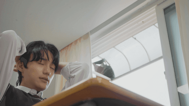 문제를 풀다 머리를 쥐어싸매는 남학생