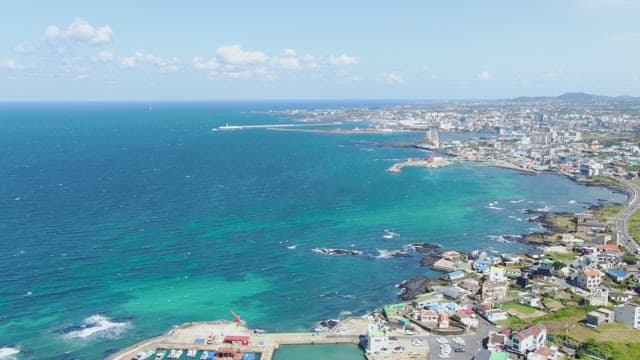 맑은 푸른 바다와 해안 도시