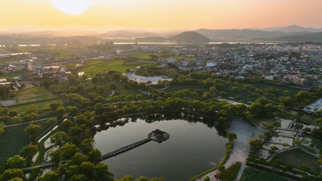 해질녘 고요한 연못이 보이는 경치 좋은 마을