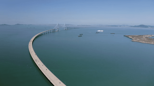 바다 위로 길게 뻗은 다리