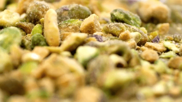 걸쭉한 표면 위로 떨어지는 피스타치오 가루