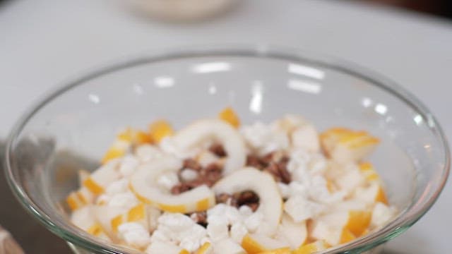 유리 그릇에 담긴 신선한 참외와 견과류 샐러드