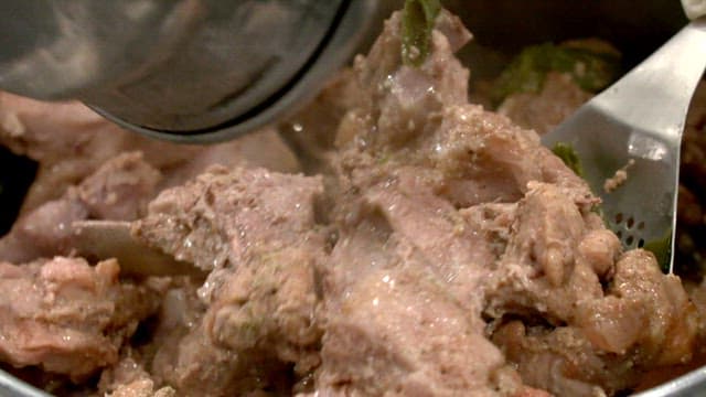 냄비에서 삶아진 고추와 돼지갈비