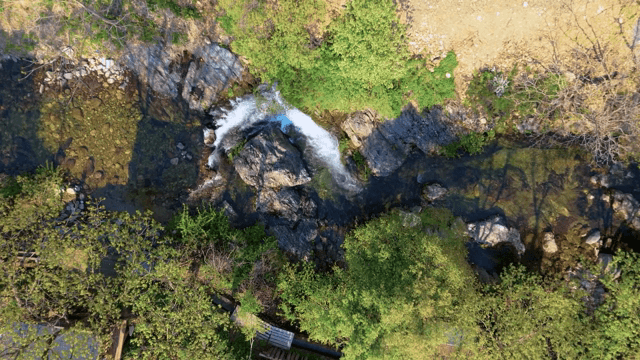 자연 속 흐르는 강의 항공 뷰