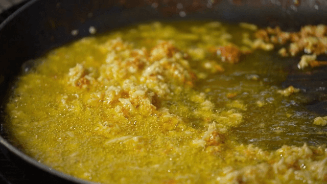 기름에 볶아지는 마늘