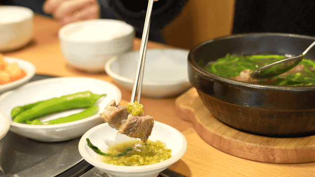 Galbitang dipped in chili sauce