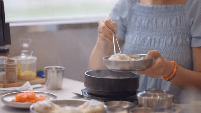 식당에서 만두를 즐기는 사람