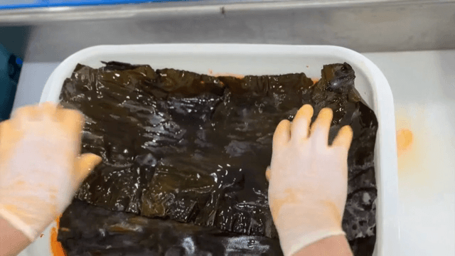 주방에서 준비되는 다시마
