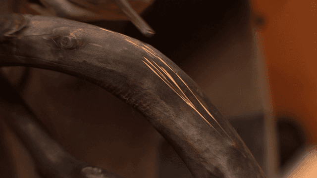 정교한 세부 묘사가 있는 목각