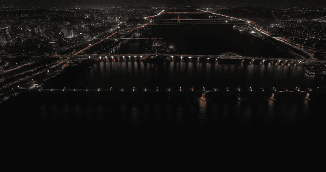 조명이 켜진 다리가 있는 도시의 야경