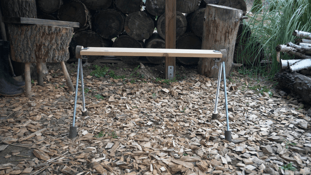 야외 목공소에 놓인 수제 나무 벤치