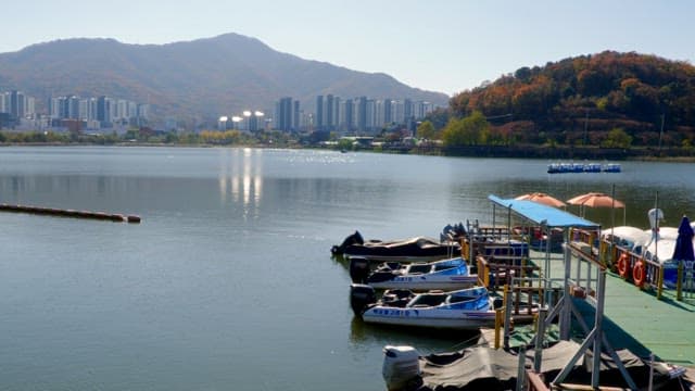 맑은 날 잔잔한 백운호수에 정박한 작은 보트들