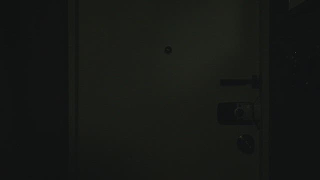 아파트 현관문을 열고 밖으로 나가는 여자