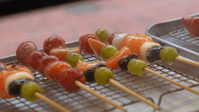 트레이 망 위의 길거리 알록달록한 탕후루들