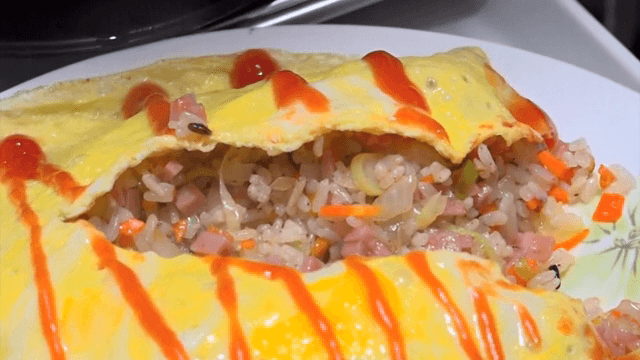 볶음밥이 보이는 케첩이 뿌려진 오므라이스