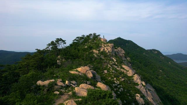 낮의 험난하고 푸른 산악 풍경