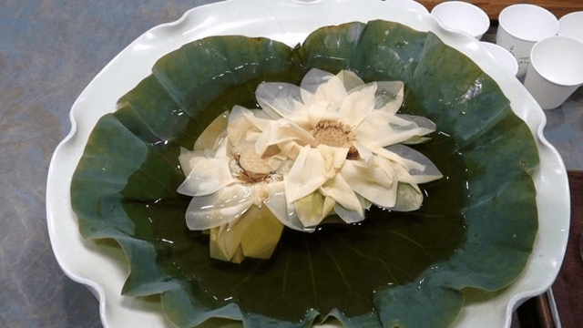 연꽃을 우려 만든 차