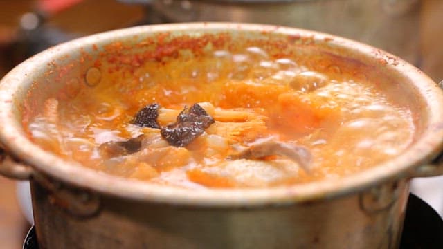 냄비에서 끓고 있는 대구탕