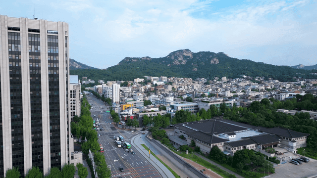 산을 배경으로 한 도시 풍경