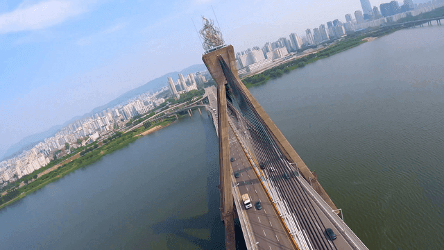 도시 스카이라인과 강 위의 다리