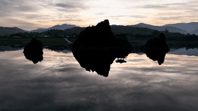 바위 섬이 있는 고요한 호수